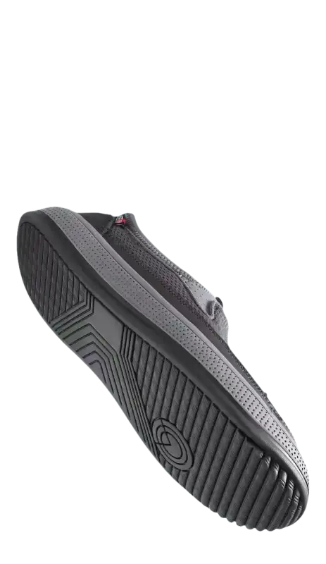 Lightweight men’s summer shoes with grooved outsole and breathable mesh casual sneakers