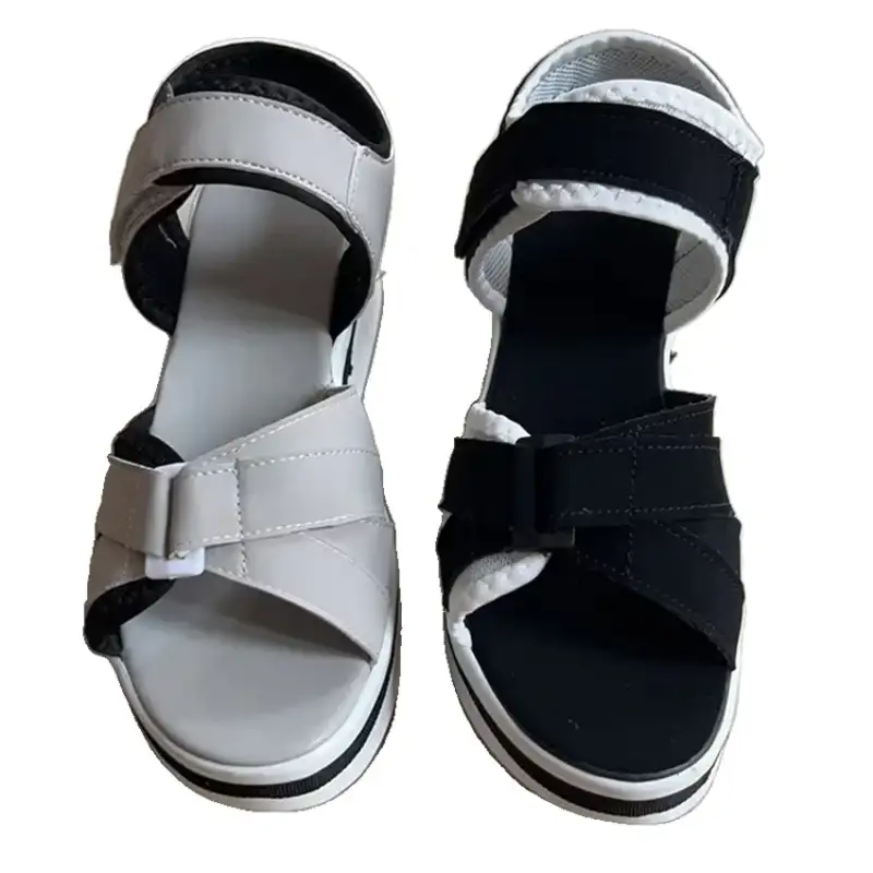 Platform sandals in contrasting colors.