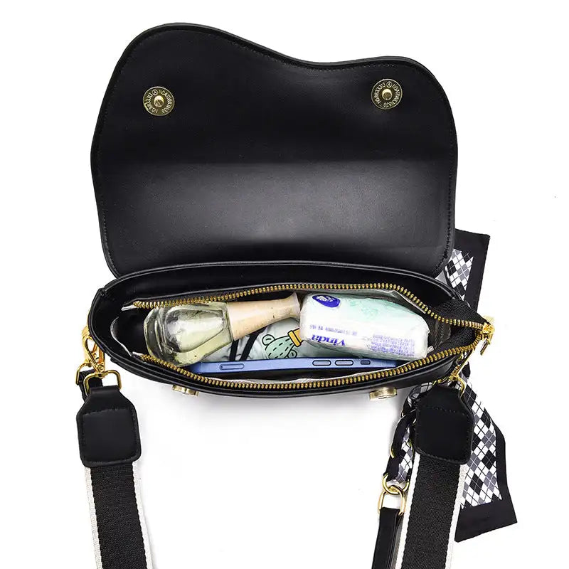 Chic Autumn Saddle: Luxe Underarm Bag