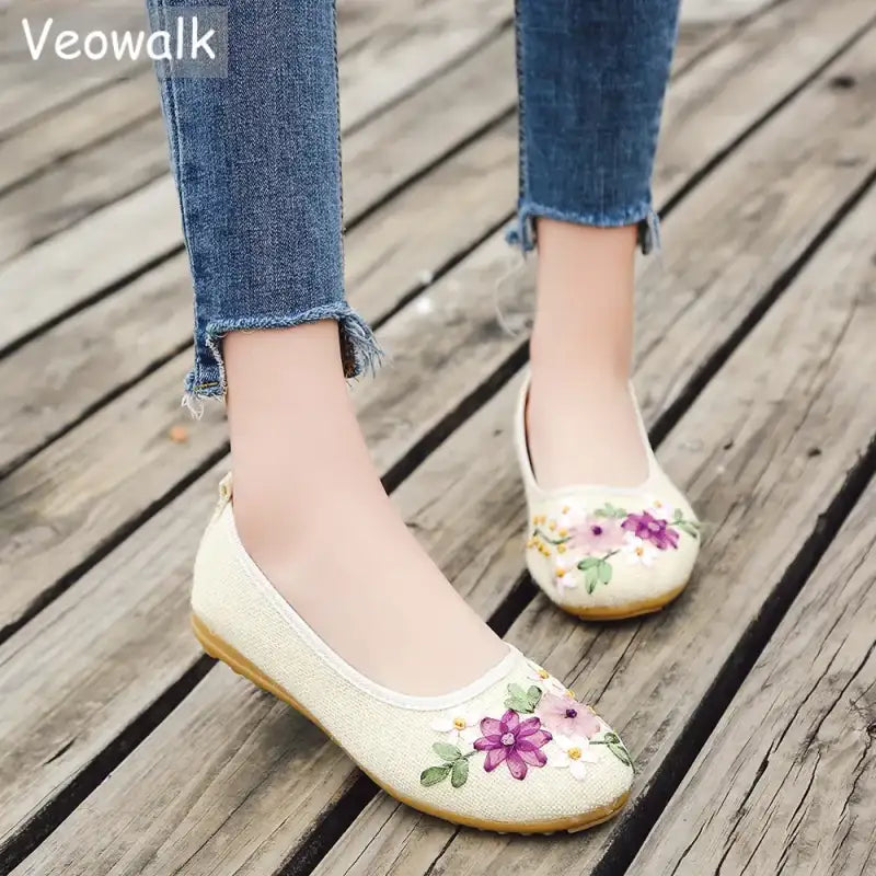 Sweet Vintage Embroidered Flower Flats