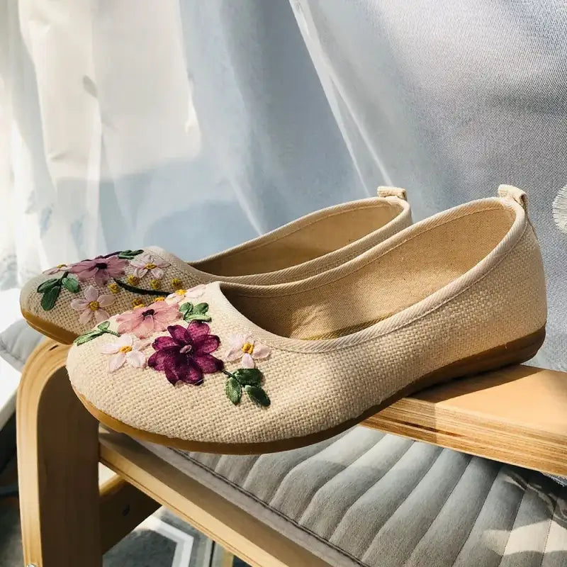 Sweet Vintage Embroidered Flower Flats