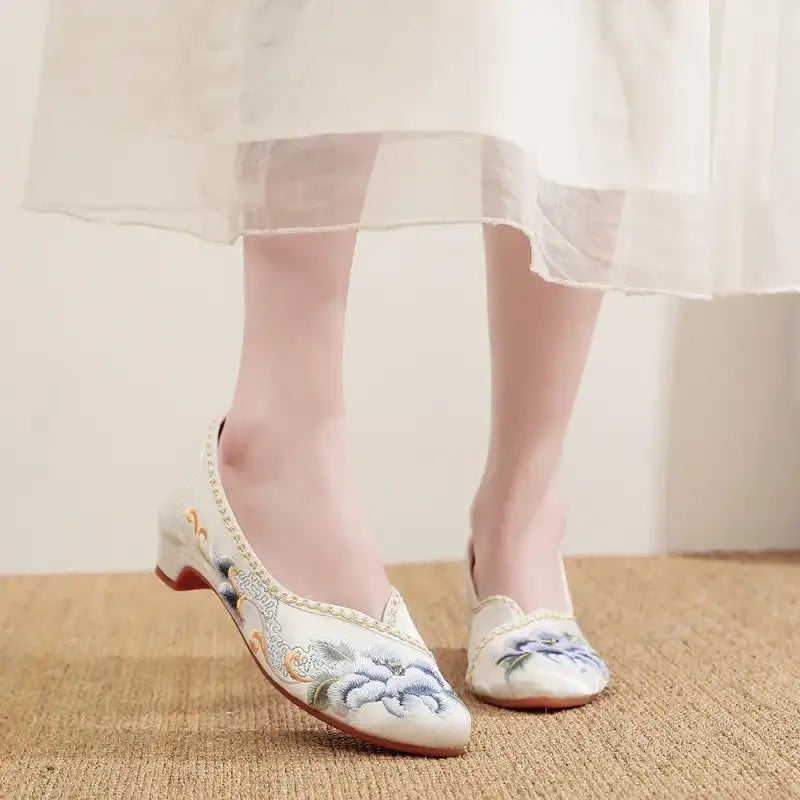 Veowalk Vintage Chinese Embroidery Women Cotton Satin Pointy Toe Slip On Low Heel Pumps Elegant Ladies Casual Walking