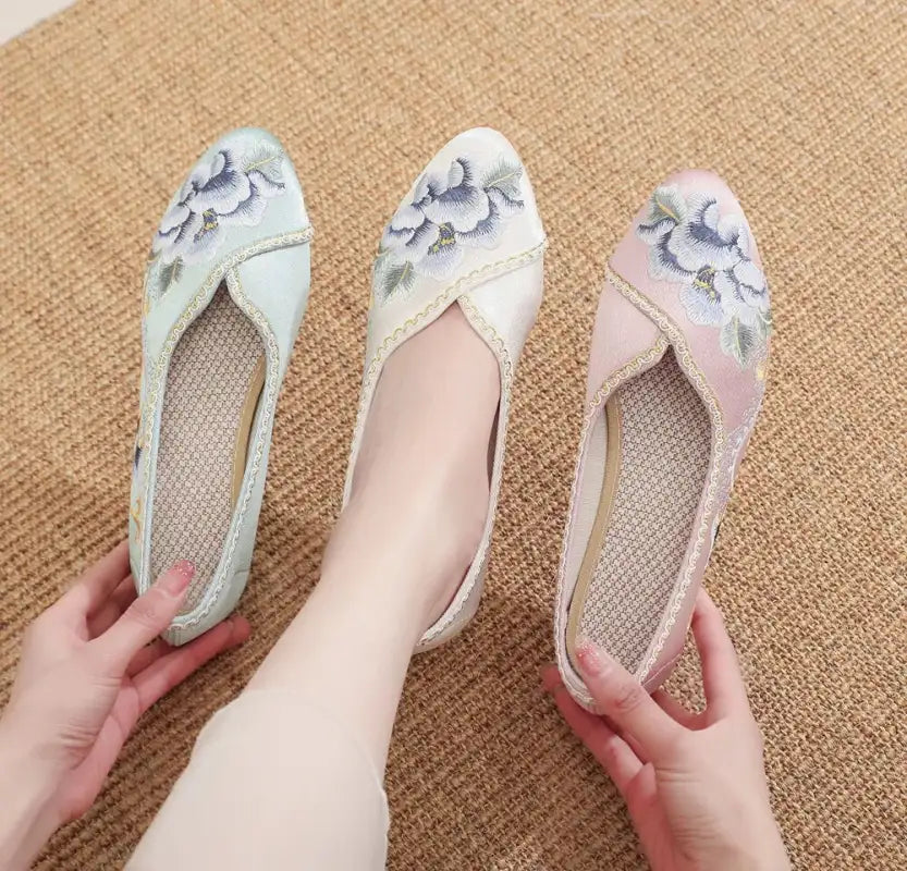 Veowalk Vintage Chinese Embroidery Women Cotton Satin Pointy Toe Slip On Low Heel Pumps Elegant Ladies Casual Walking