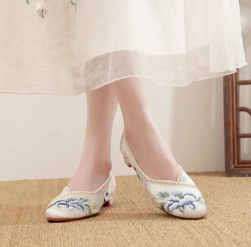 Veowalk Vintage Chinese Embroidery Women Cotton Satin Pointy Toe Slip On Low Heel Pumps Elegant Ladies Casual Walking