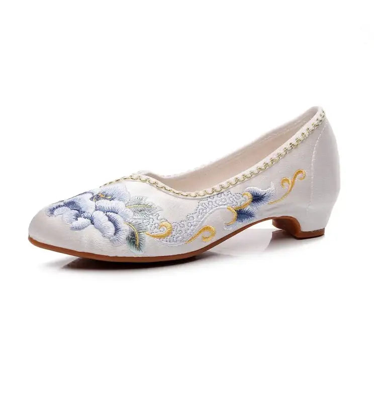 Veowalk Vintage Chinese Embroidery Women Cotton Satin Pointy Toe Slip On Low Heel Pumps Elegant Ladies Casual Walking
