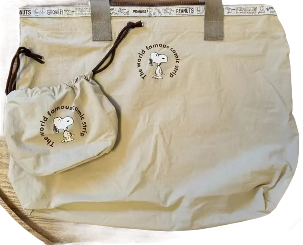 Beige tote bag with Snoopy.